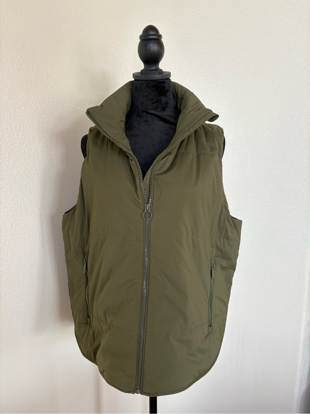 Vuori Women's Olive Green Quilted Lightweight Puffer Vest